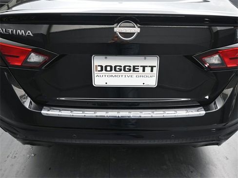 Used 2023 Nissan Altima 2.5 SV w/ SV Premium Package image 10