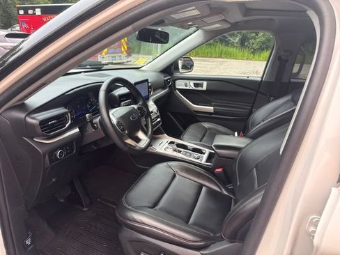 Used 2023 Ford Explorer XLT w/ Equipment Group 202A AWD/4WD image 12