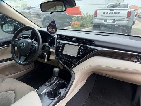 Used 2018 Toyota Camry LE FWD image 17