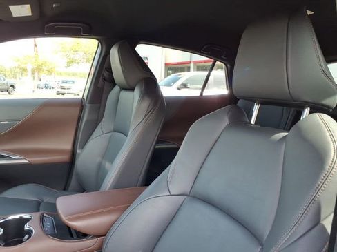 Used 2024 Toyota Venza XLE image 14