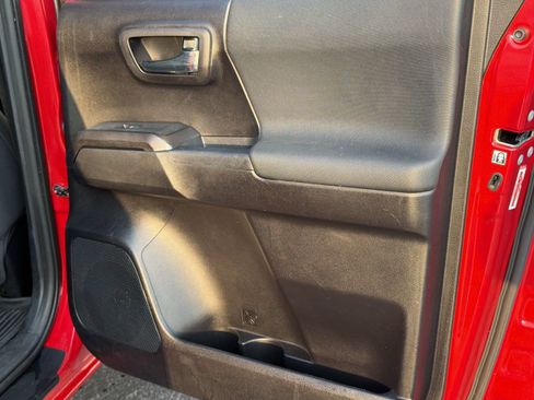 Used 2020 Toyota Tacoma TRD Off-Road AWD/4WD image 32
