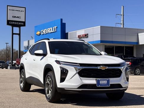 New 2026 Chevrolet Trax LT w/ Sunroof Package FWD image 2