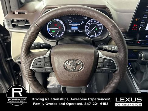 Used 2023 Toyota Sienna Platinum image 11