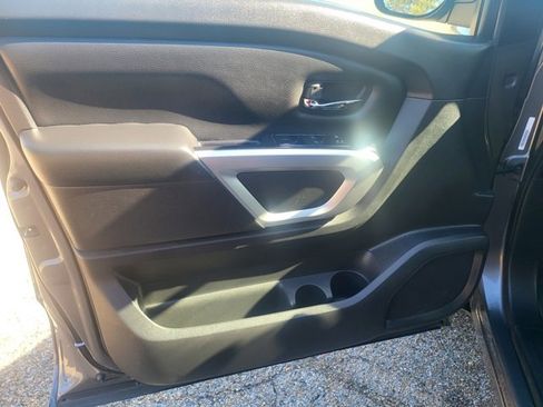 Used 2024 Nissan Titan SV image 14