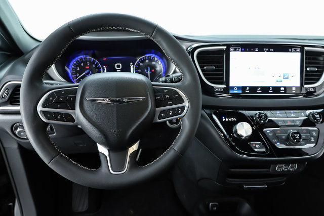 Used 2025 Chrysler Pacifica Select FWD image 23