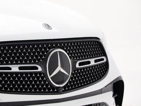 Used 2025 Mercedes-Benz GLC 300 4MATIC image 4