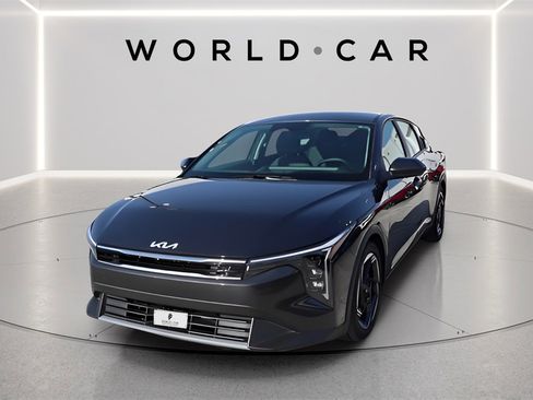 Used 2025 Kia K4 EX image 3