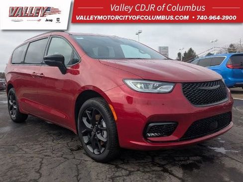 New 2026 Chrysler Pacifica Limited w/ S Appearance Package AWD/4WD image 1