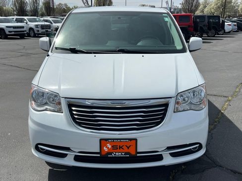 Used 2015 Chrysler Town & Country Touring image 6