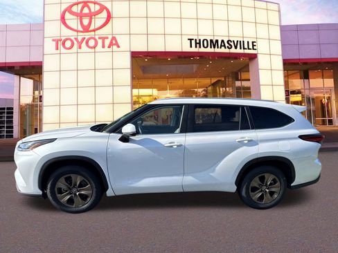 Used 2023 Toyota Highlander Bronze Edition image 8