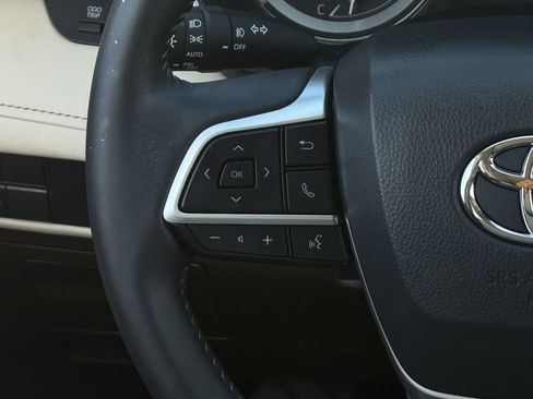 Used 2022 Toyota Highlander XLE FWD image 14