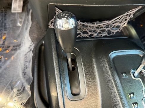 Used 2018 Jeep Wrangler Unlimited Rubicon w/ Connectivity Group image 27