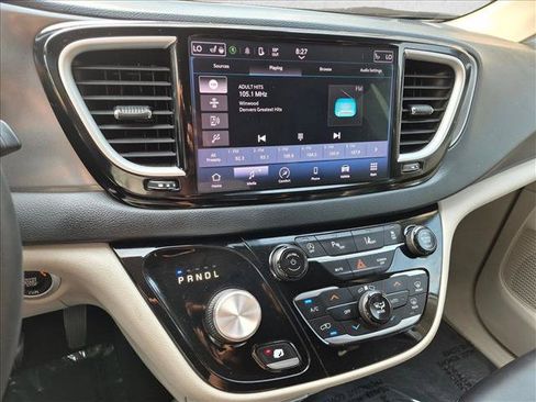Used 2023 Chrysler Pacifica Touring-L FWD image 13