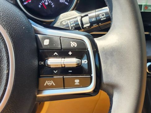Used 2024 Kia Carnival EX FWD image 34