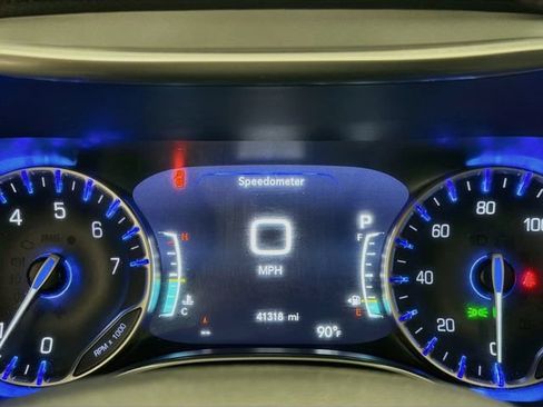 Used 2025 Chrysler Pacifica Limited FWD image 11