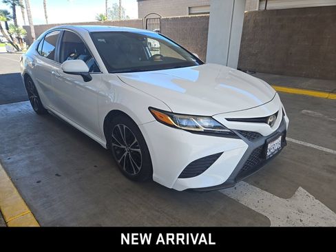 Used 2019 Toyota Camry SE w/ Accessory Appearance Package FWD image 3