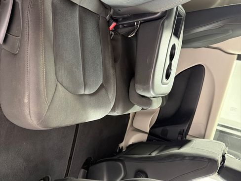 Used 2017 Chrysler Pacifica LX FWD image 22