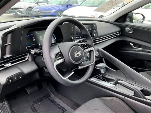Certified 2024 Hyundai Elantra SE image 9