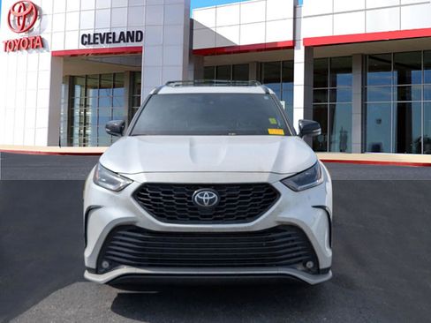 Used 2025 Toyota Highlander XSE AWD/4WD image 3