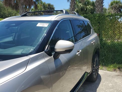 Certified 2025 Nissan Rogue Platinum FWD image 3
