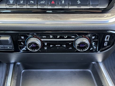 Used 2024 Chevrolet Silverado 3500 LTZ w/ LTZ Convenience Package AWD/4WD image 32