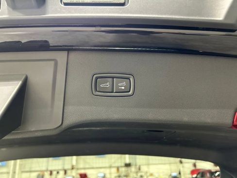 Used 2024 Porsche Cayenne AWD/4WD image 30