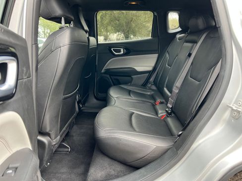 Used 2025 Jeep Compass Limited image 23