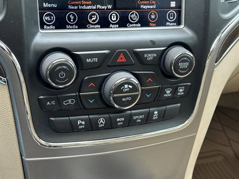 Used 2018 Jeep Grand Cherokee Overland AWD/4WD image 31