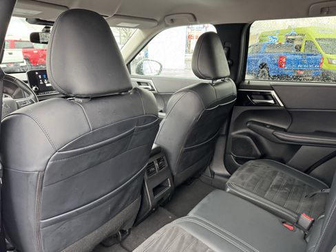 Used 2024 Mitsubishi Outlander SE image 34