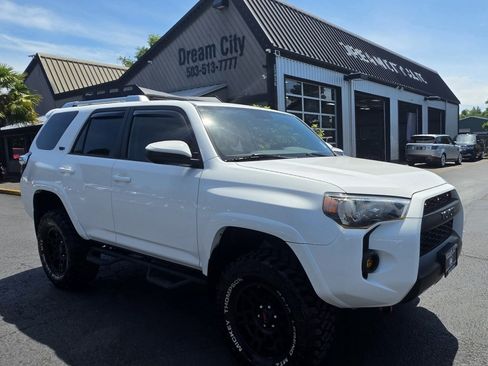 Used 2016 Toyota 4Runner SR5 AWD/4WD image 3