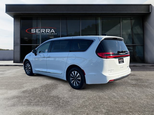 Used 2023 Chrysler Pacifica Limited FWD image 3