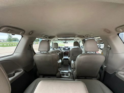 Used 2013 Toyota Sienna XLE w/ Entertainment Pkg FWD image 16