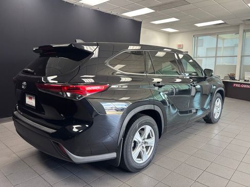 Used 2022 Toyota Highlander L FWD image 3