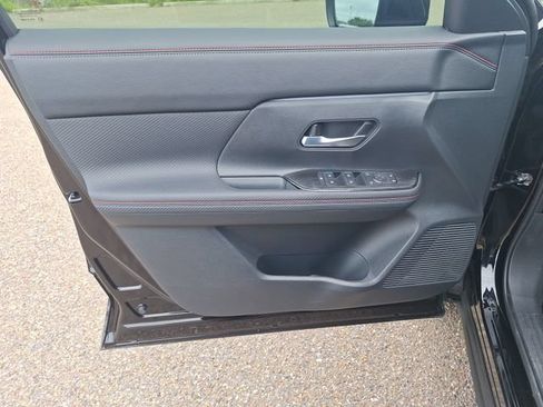 Certified 2025 Nissan Kicks SR FWD image 11