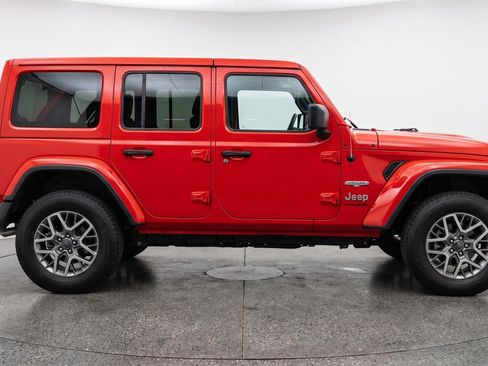 Used 2025 Jeep Wrangler Unlimited Sahara AWD/4WD image 11