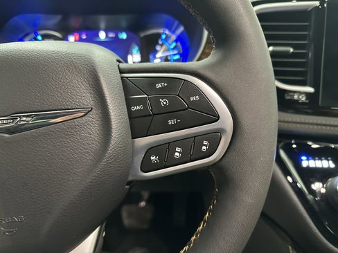 Used 2023 Chrysler Pacifica Pinnacle image 20