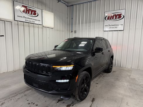 Used 2023 Jeep Grand Cherokee Limited w/ Black Appearance Package AWD/4WD image 16