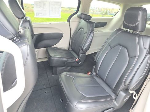Used 2024 Chrysler Pacifica Touring-L FWD image 16