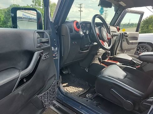 Used 2017 Jeep Wrangler Unlimited Sahara AWD/4WD image 3