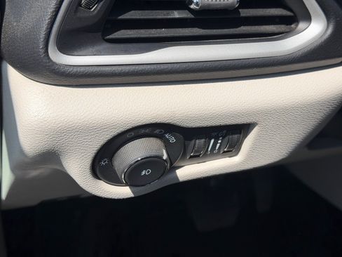 Used 2024 Chrysler Pacifica Touring-L FWD image 7