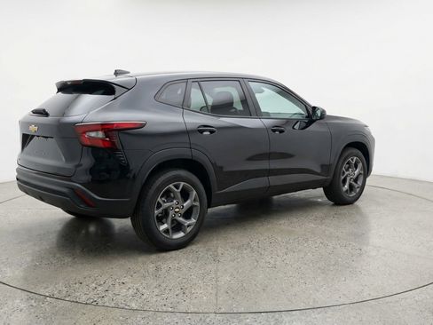 Used 2025 Chevrolet Trax LT FWD image 8