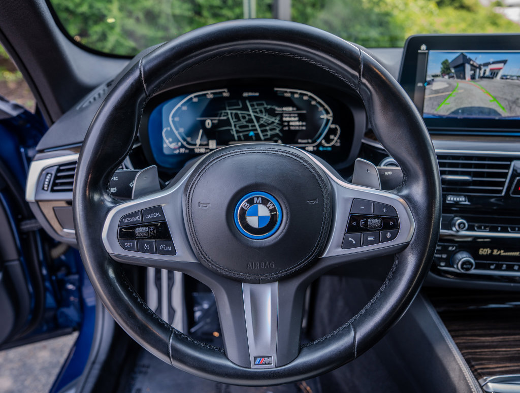 Used 2023 BMW 530e w/ M Sport Package RWD image 5