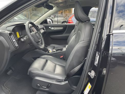 Certified 2025 Volvo XC40 B5 Plus image 7