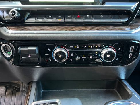 Used 2025 GMC Sierra 1500 Elevation image 17