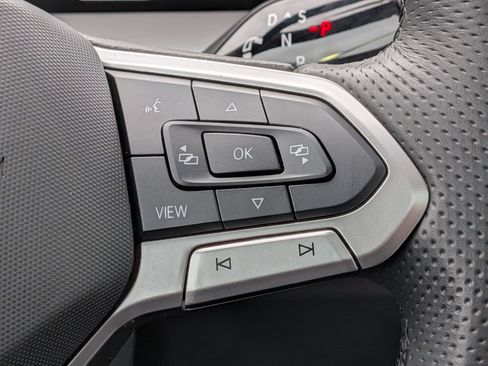 Used 2025 Volkswagen Tiguan SE R-Line image 19