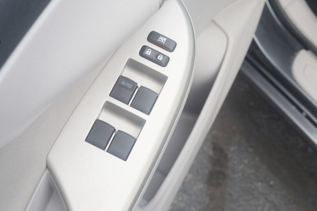 Used 2013 Toyota Corolla LE FWD image 5
