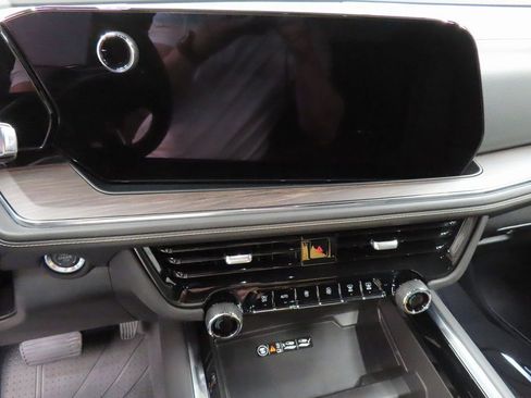 Used 2025 Chevrolet Suburban Premier image 14