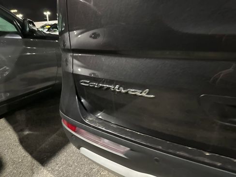 Used 2022 Kia Carnival LX image 6