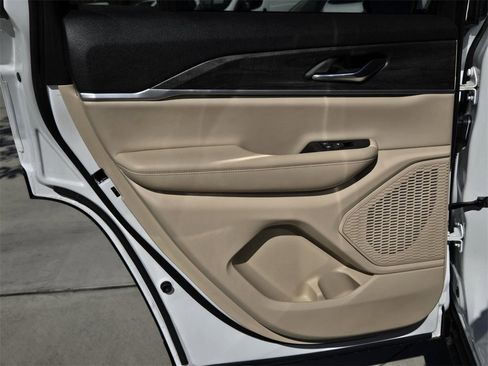 Used 2024 Jeep Grand Cherokee Limited image 16