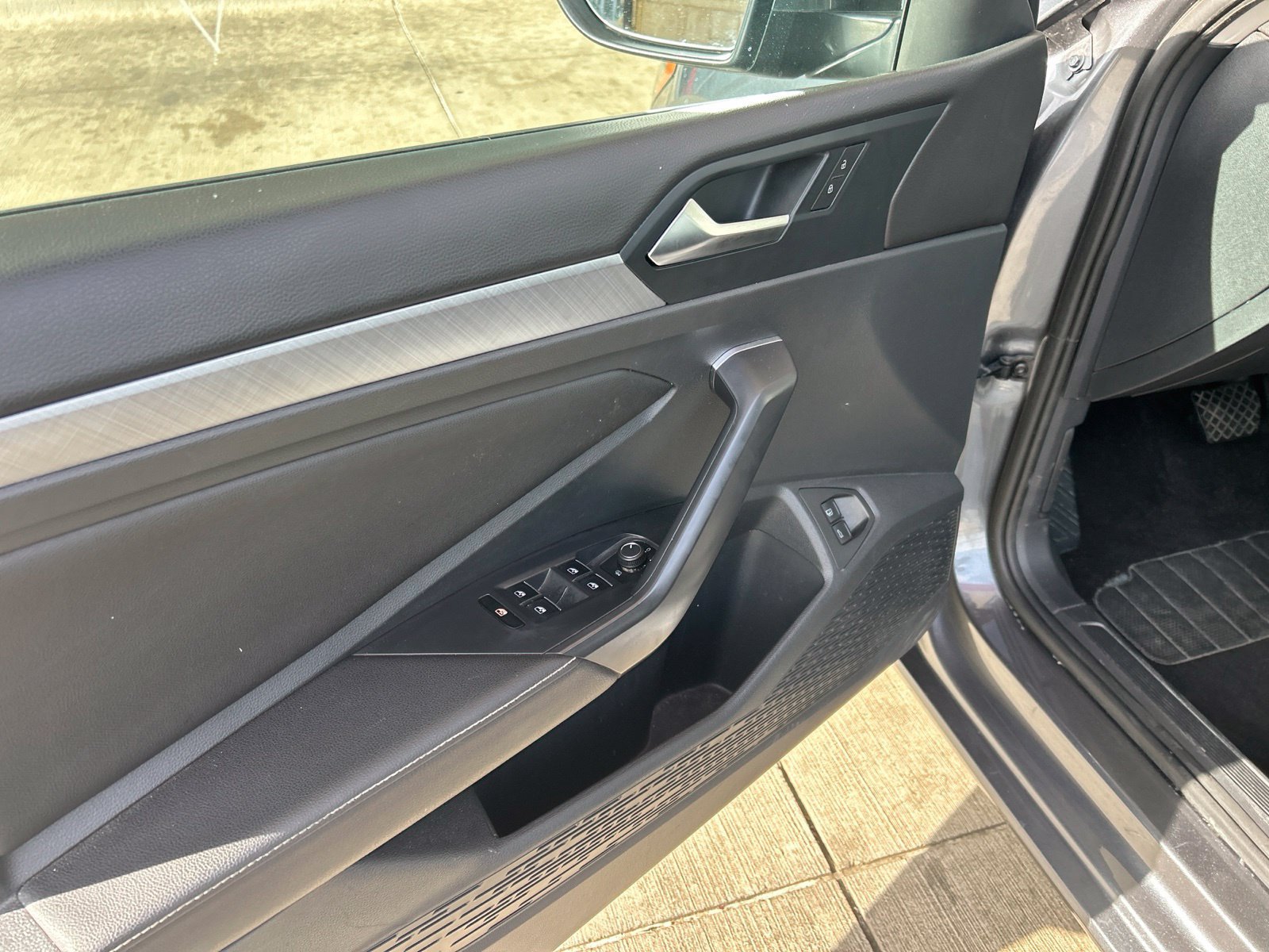 Used 2024 Volkswagen Jetta SE FWD image 19